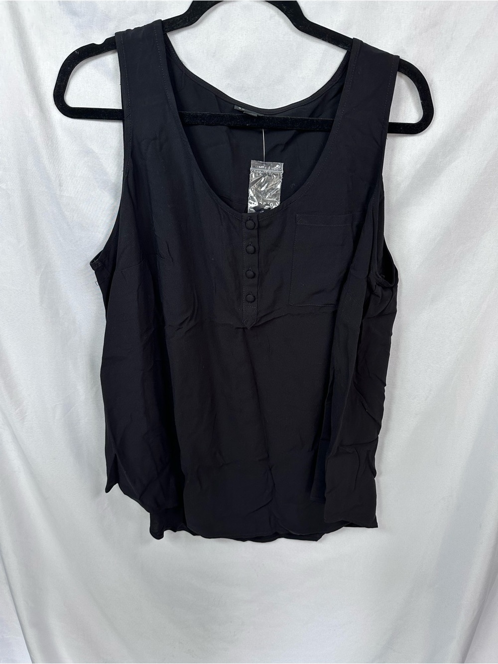 Torrid Challis Henley Pocket Sleeveless Tank
Size 1 NWT